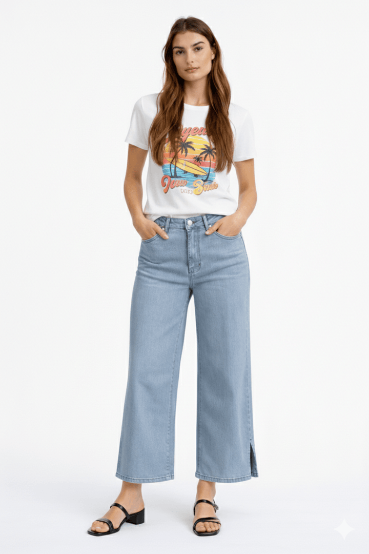 Jeans jambe large écourtée en denim, coupe moderne et décontractée, avec ourlet à la cheville, porté par modèle féminin.