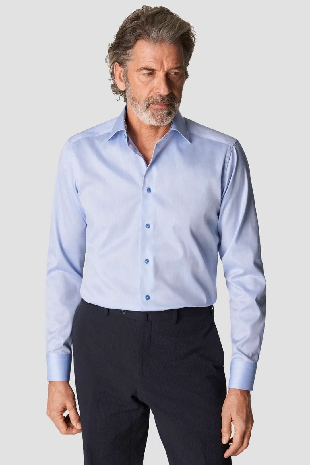 Homme portant une chemise en coton signature à col italien élégante