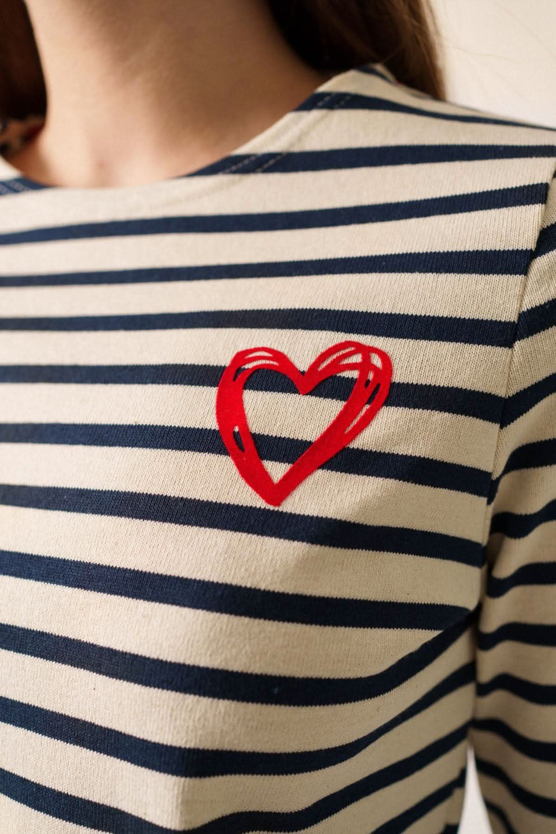 Chandail MERID'AMOUR avec motif cœur en velours et rayures marinières.
