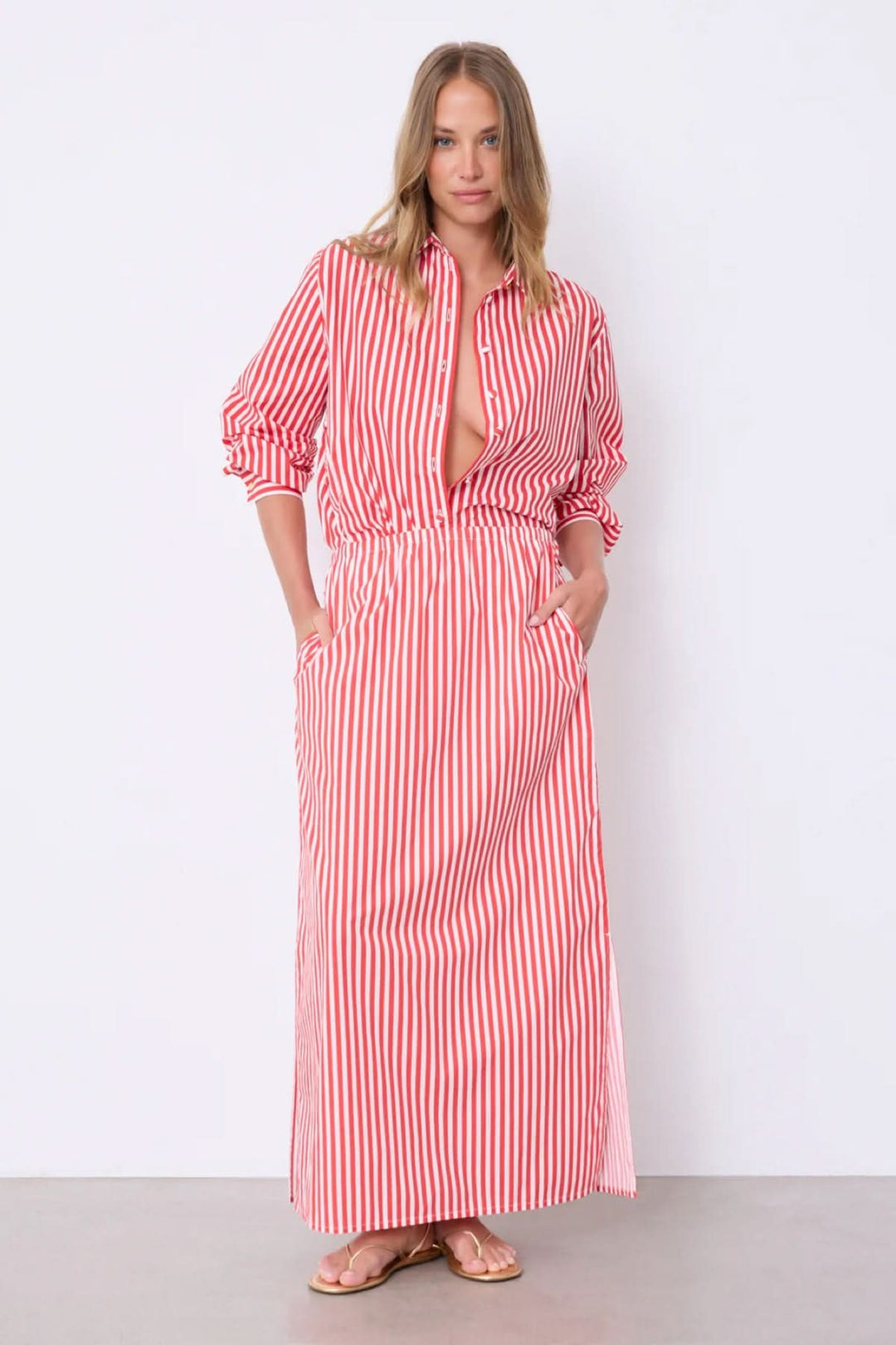 Jupe Ilona longue rayée taille élastique avec manches longues et poches, idéale pour un look estival élégant et confortable.