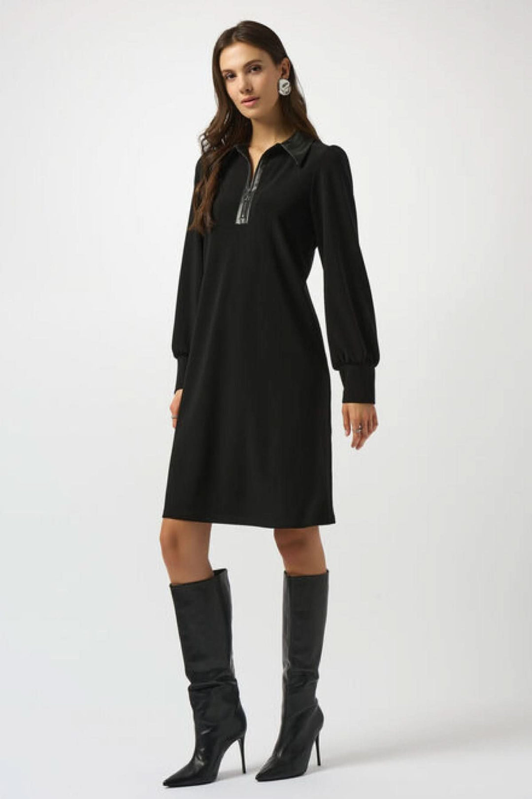 Robe élégante noire à col chemise, manches bouffantes et fermeture éclair partielle pour un look chic.