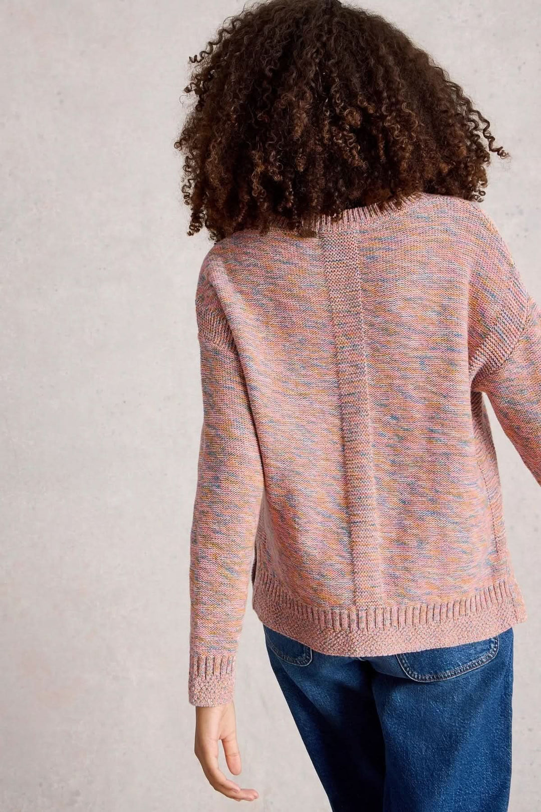 Chandail Victoria en maille légère, effet chiné multicolore, coupe décontractée, porté avec un jean.