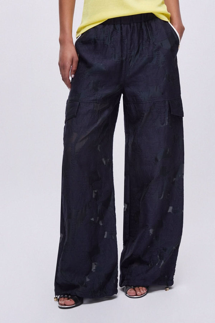 Loose-fitting joggers with cargo pockets