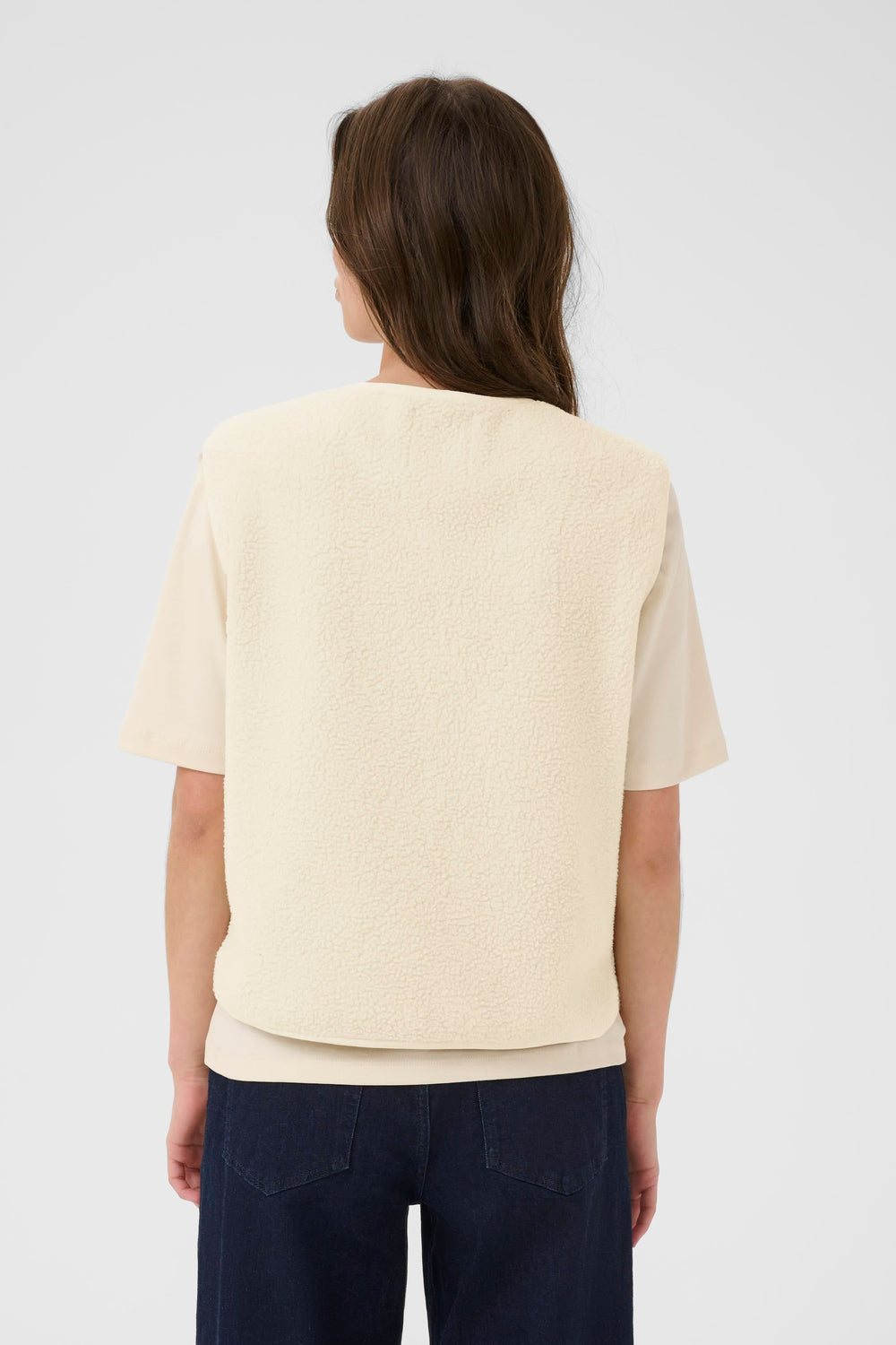 Veste sans manches Signy en tissu sherpa, vue arrière, couleur crème, style décontracté et moderne.
