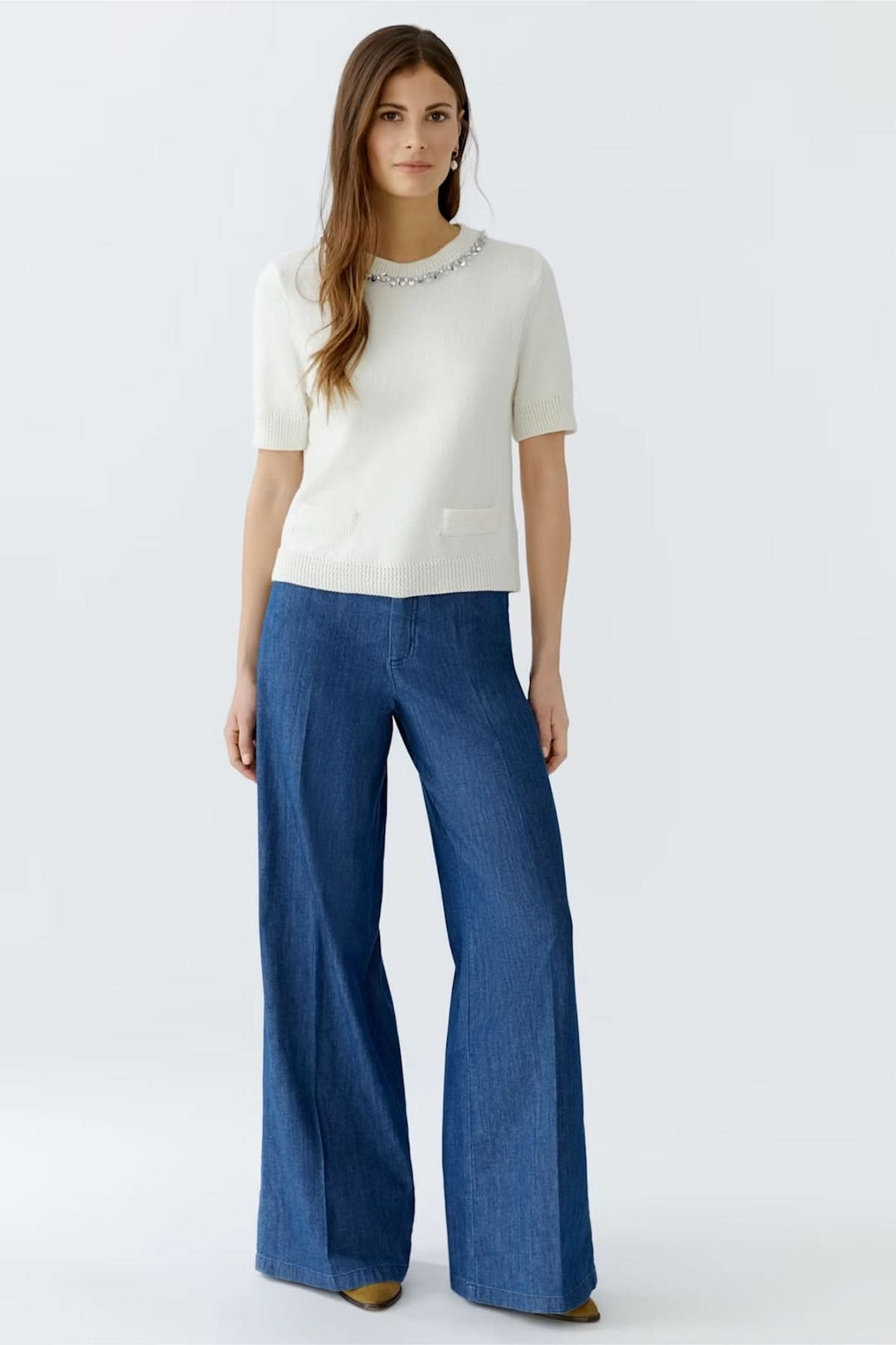 Chandail à col décoré en maille douce, associé à un pantalon large, style élégant et raffiné.