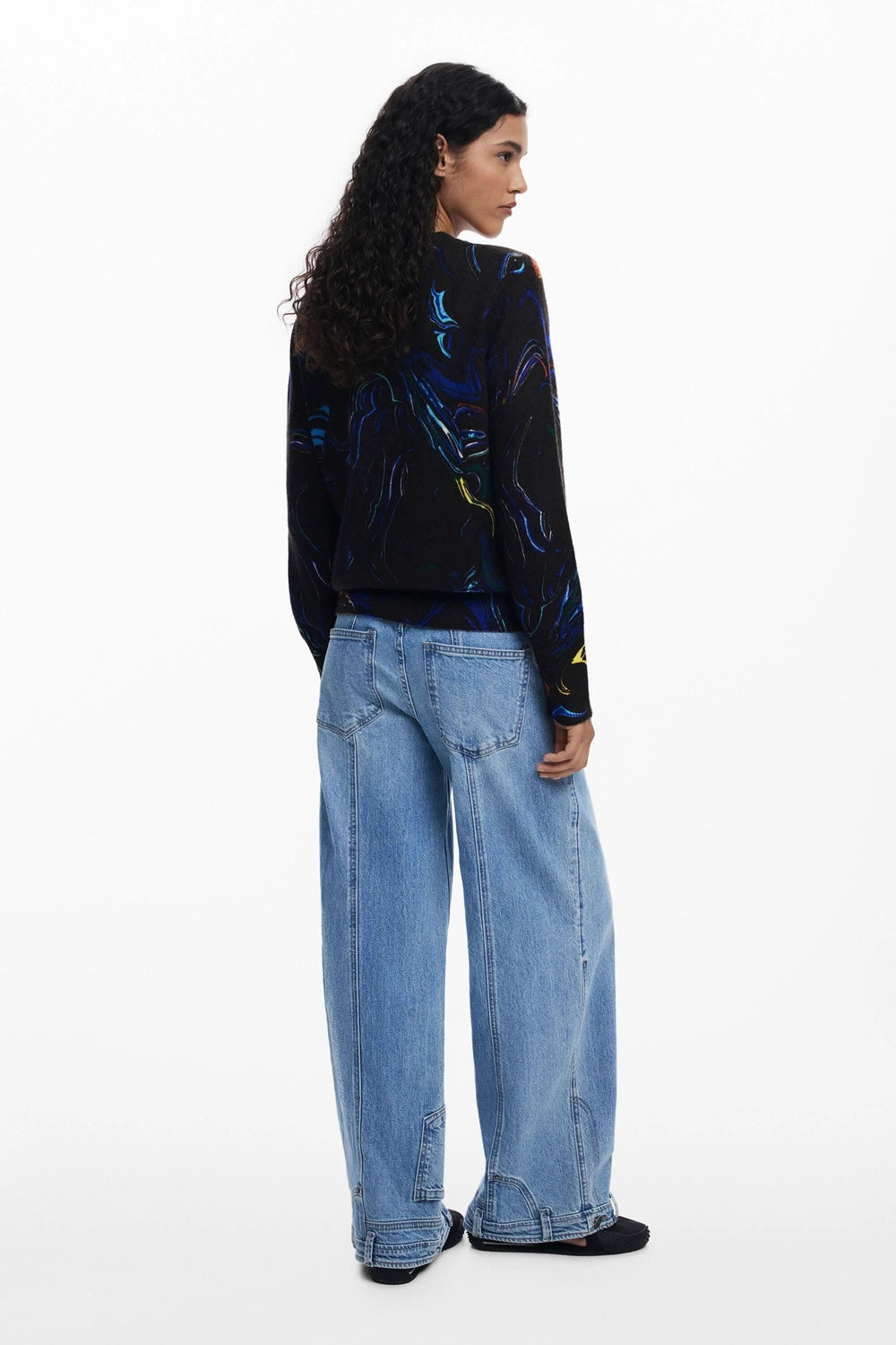 Chandail à col rond avec motif artistique abstrait coloré, porté avec un jean large, vue arrière.