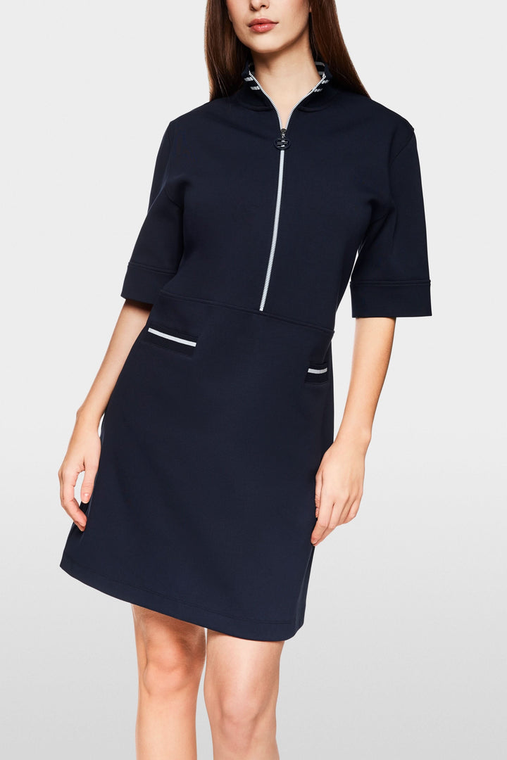 Robe courte sportive chic, col montant rayé, fermeture zippée, poches contrastantes.