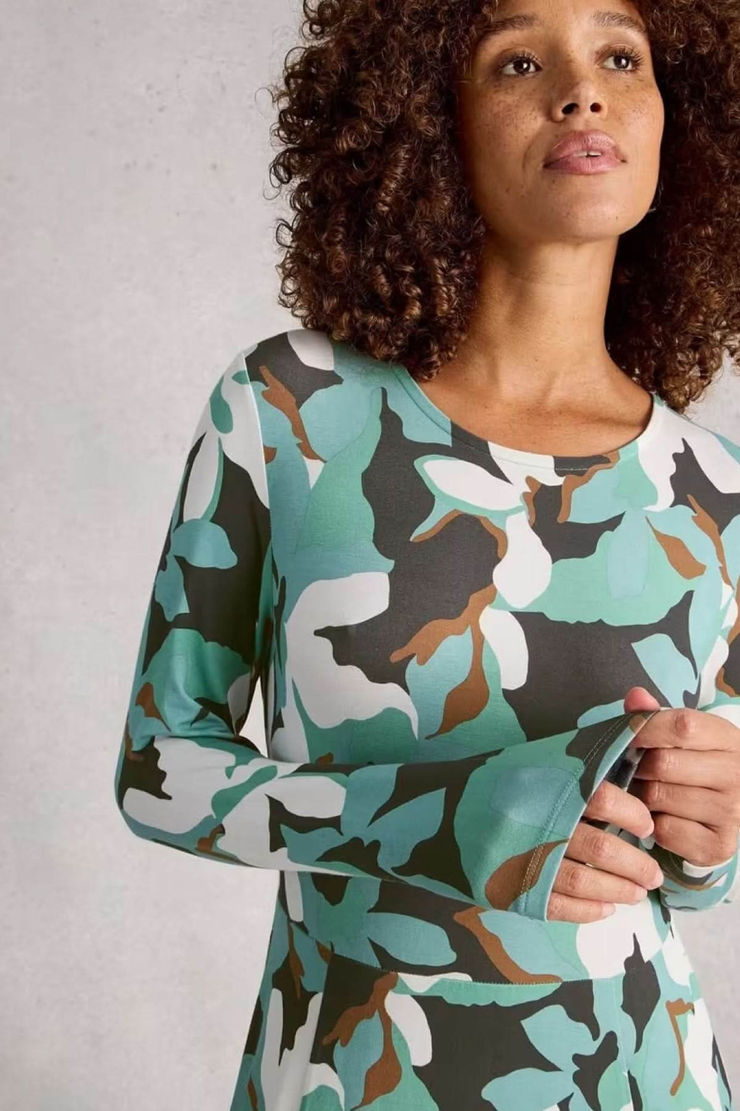 Robe Madeline à col rond et manches longues en jersey avec imprimé graphique, vue de face, portée par une femme.