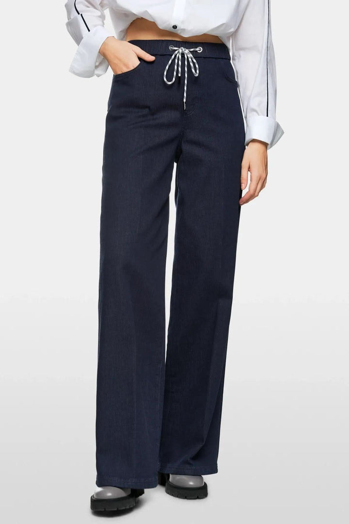 Jean évasé WELKOM à taille haute en coton biologique, coupe large, idéal pour un look moderne et décontracté.