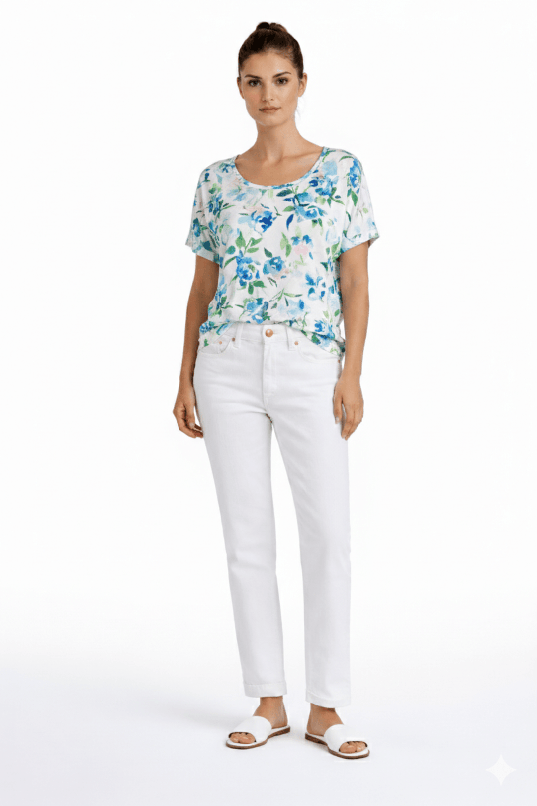 Jeans coupe droite blancs pour femme, taille mi-haute et longueur écourtée, portés avec un t-shirt à motifs floraux.