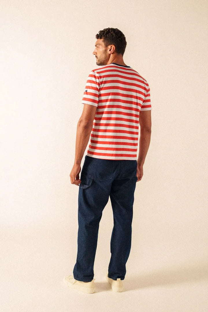 Homme portant un T-shirt Audierne rayé avec jean, vue arrière, style décontracté et moderne.