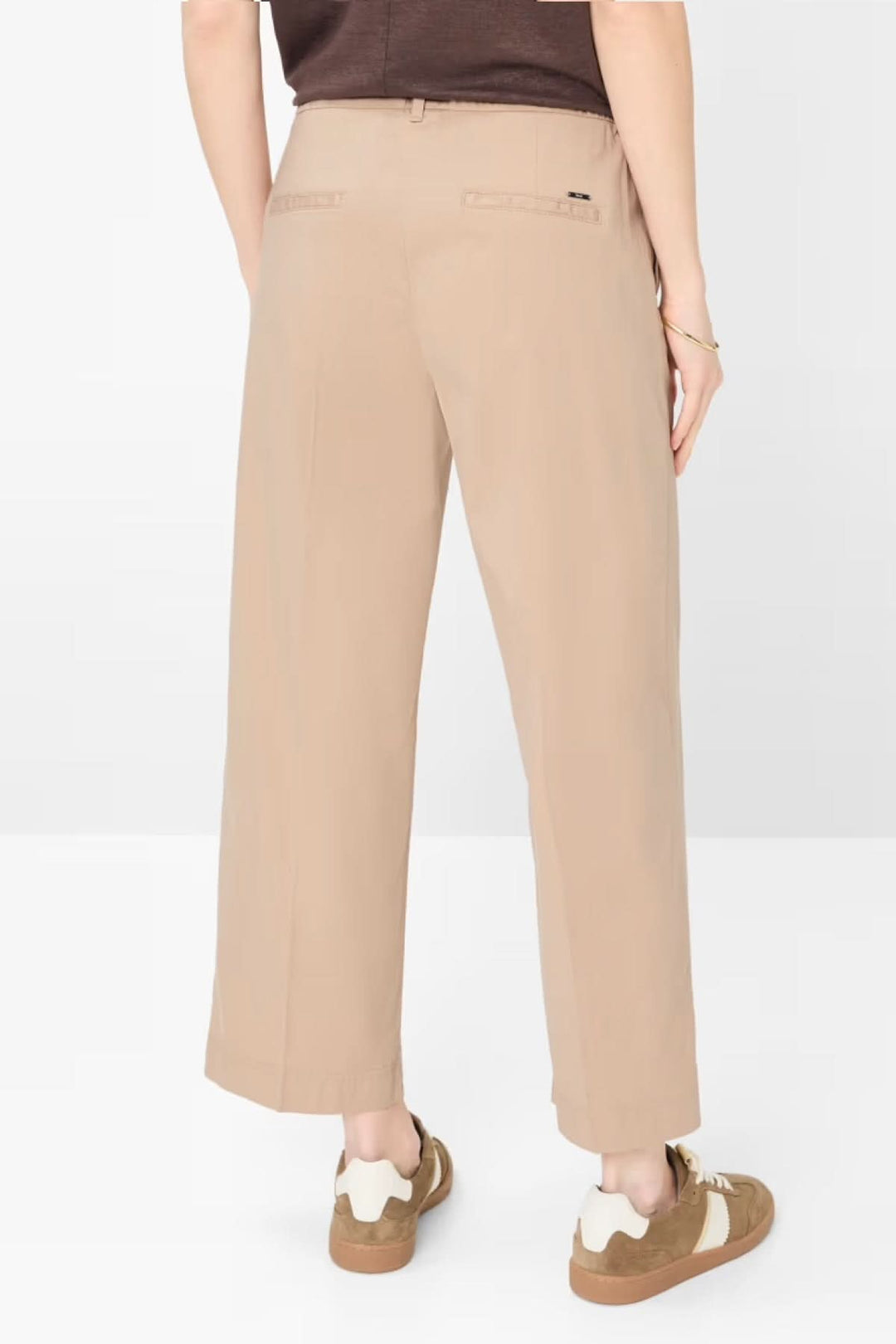 Pantalon MAIN S en tissu léger, coupe droite classique, idéal pour tenues habillées ou décontractées avec poches arrière visibles.