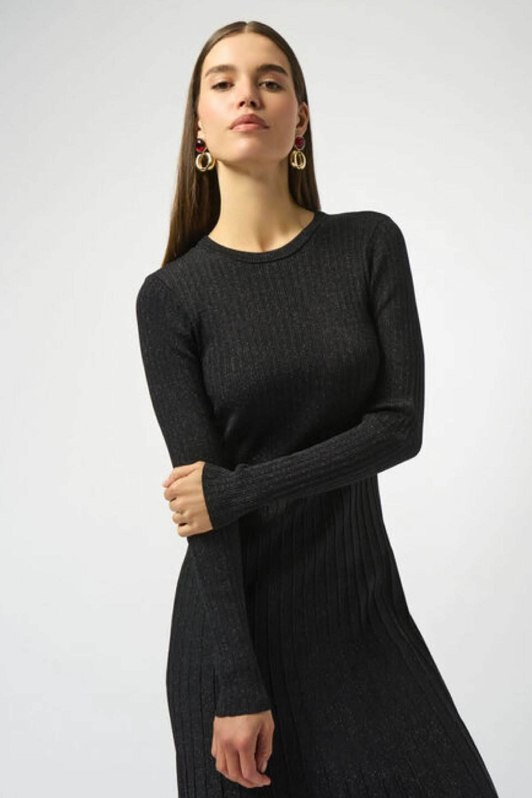 Robe élégante en tricot noire à manches longues avec un col rond, style épuré et chic.