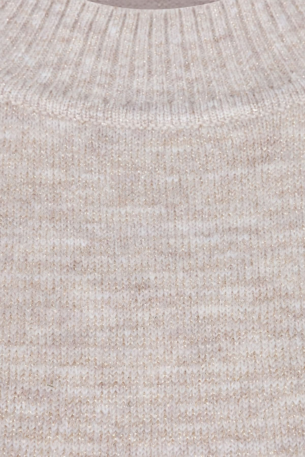Détail d'une robe en maille douce avec un col rond et une texture chinée.