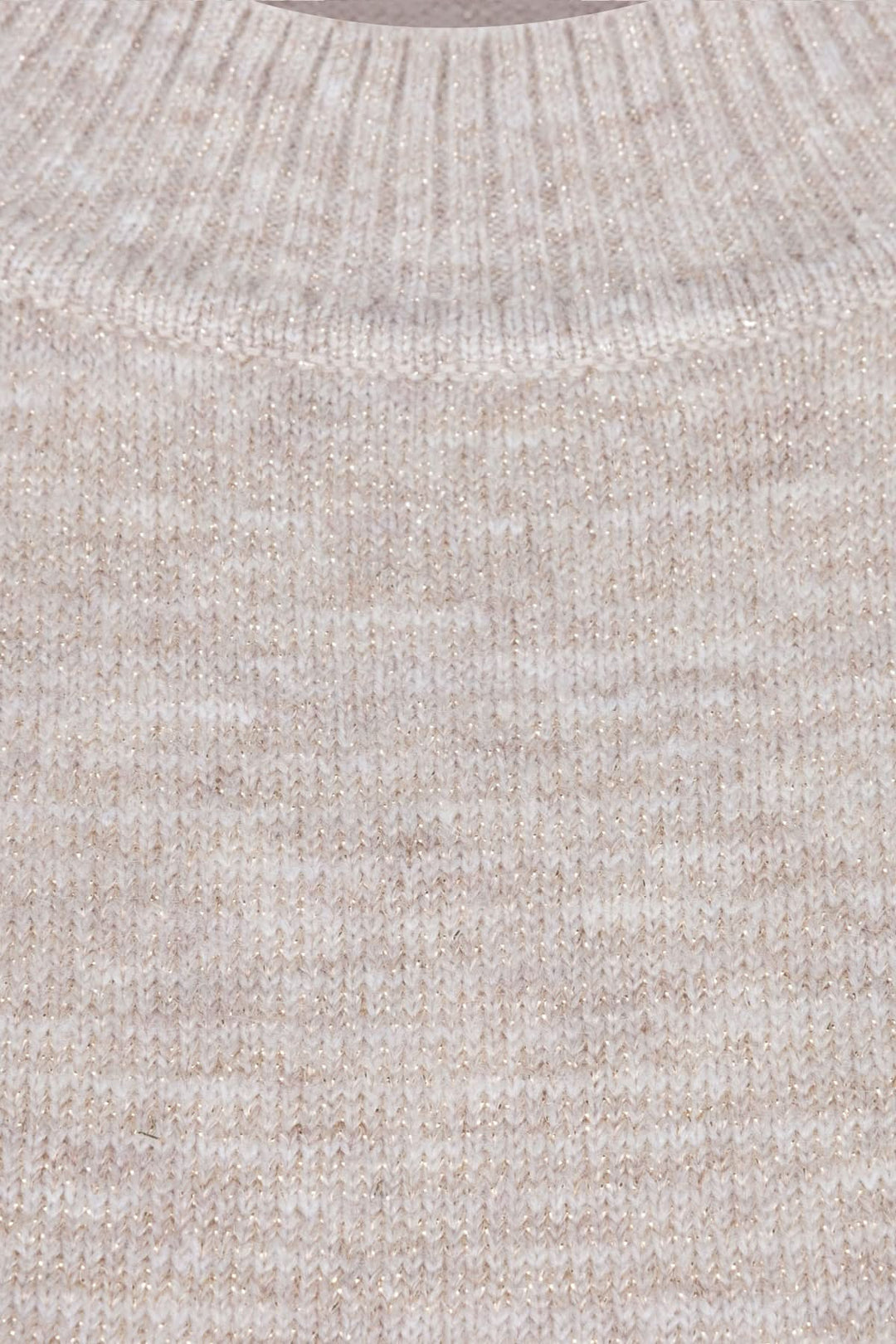 Détail d'une robe en maille douce avec un col rond et une texture chinée.