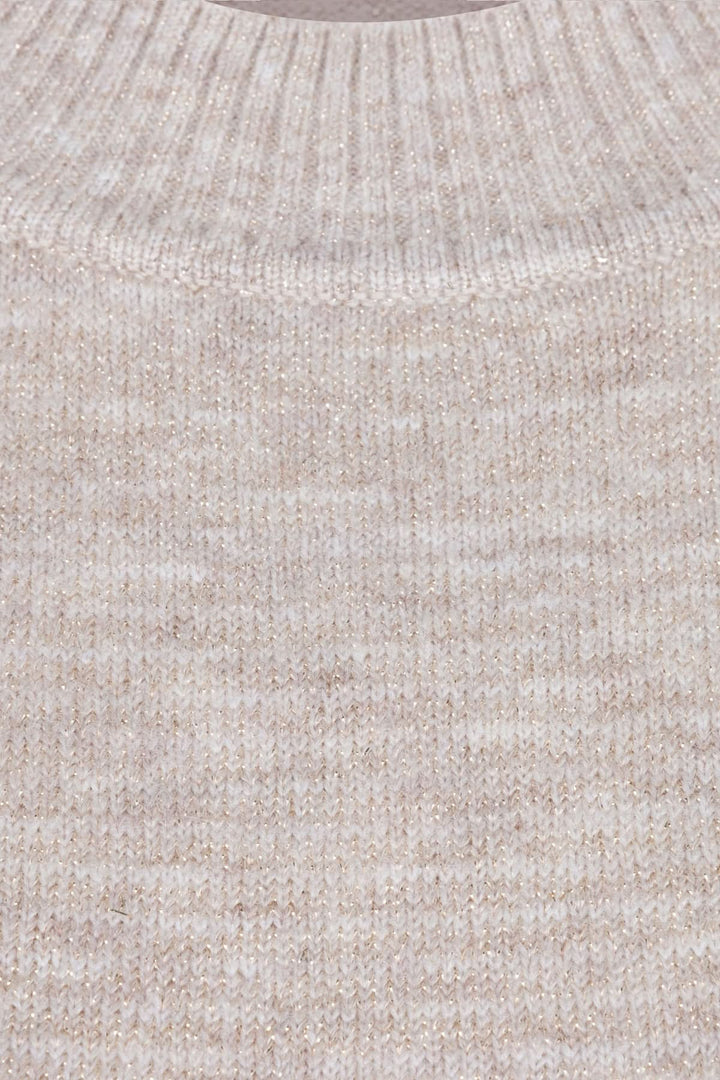 Détail d'une robe en maille douce avec un col rond et une texture chinée.