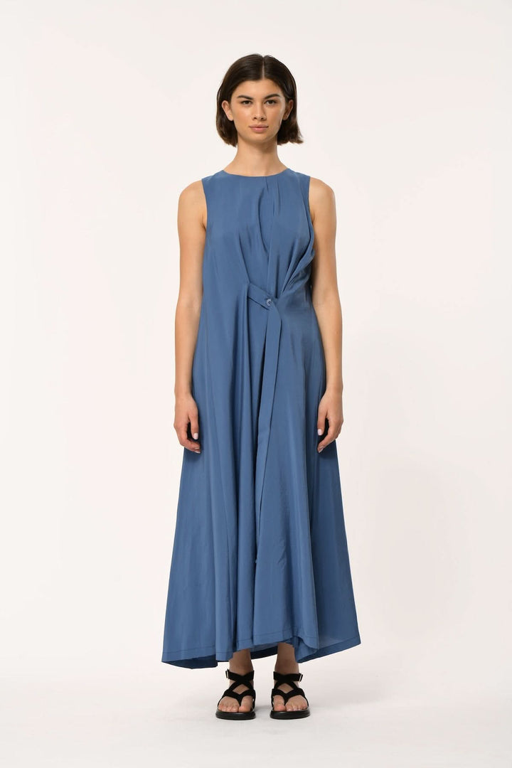 Robe longue fluide drapée sans manches LITHANE en bleu pour une allure élégante et contemporaine