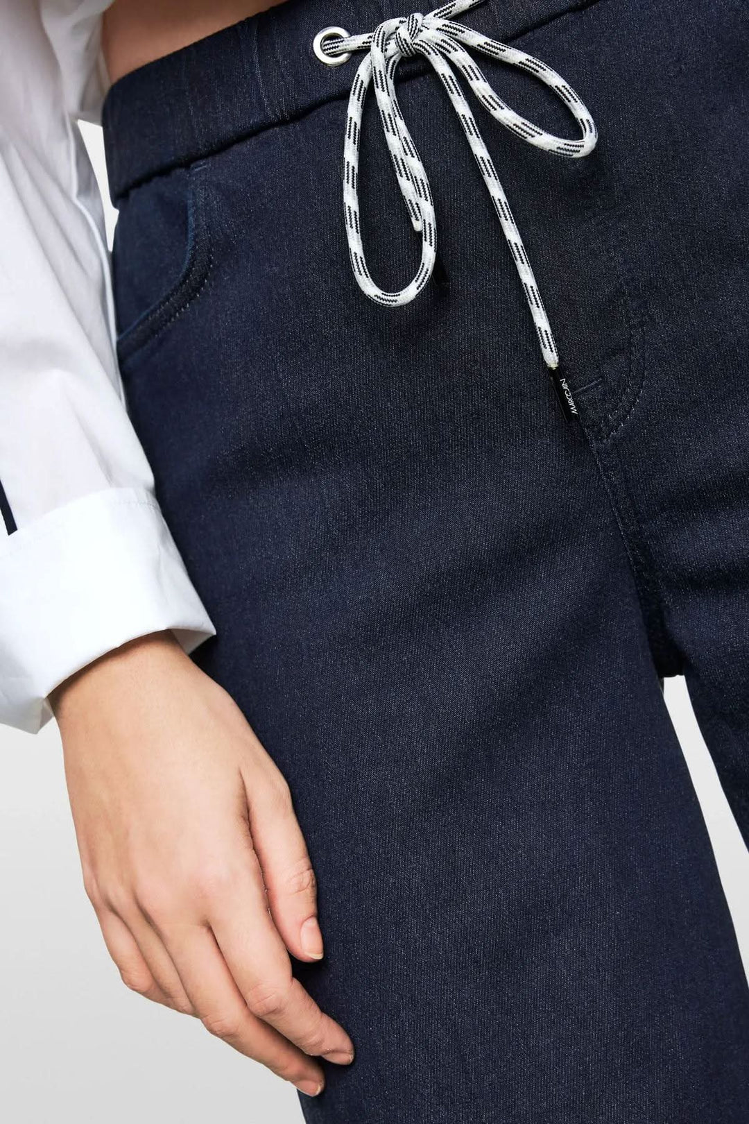 Jean évasé WELKOM à taille haute avec ceinture élastique, élégant et moderne, idéal pour un look décontracté.