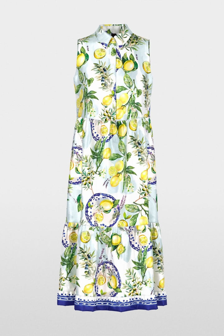 Robe longue imprimée à col chemise, silhouette féminine, tissu léger, motifs décoratifs, jupe volante, style chic estival.