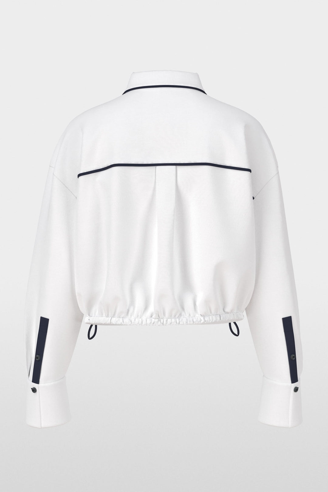 Chemise courte blanche avec ourlet élastiqué et détails contrastants, vue arrière.