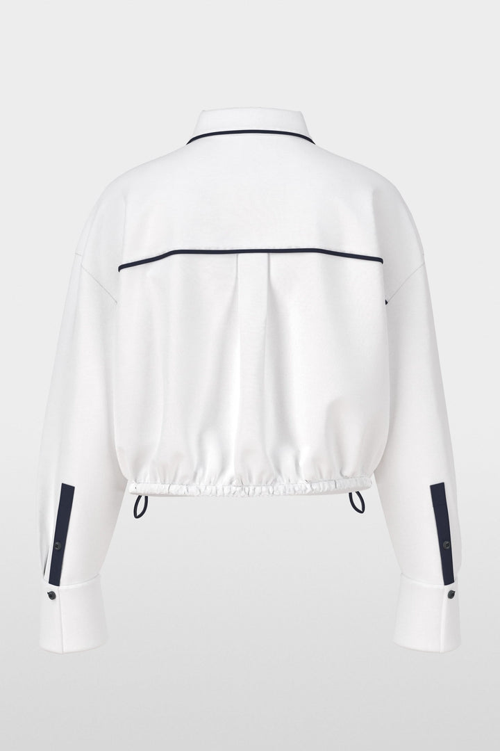 Chemise courte blanche avec ourlet élastiqué et détails contrastants, vue arrière.