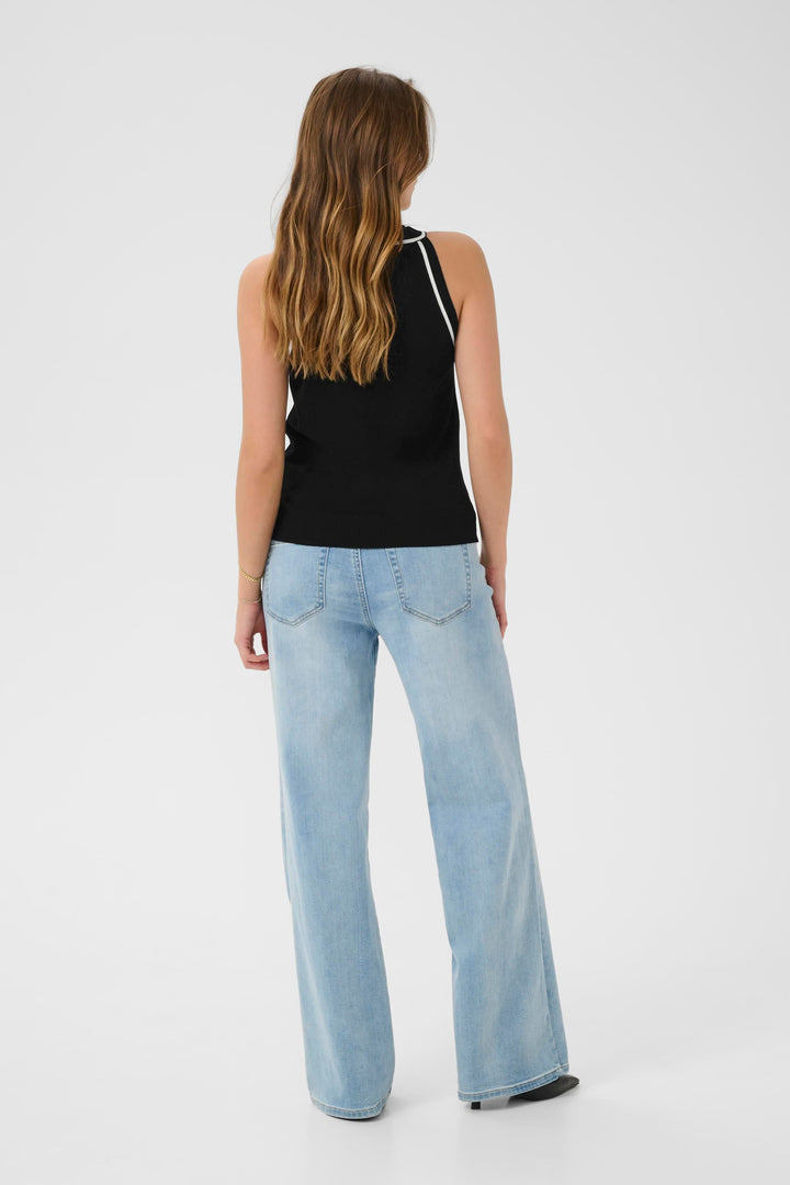 Camisole Lizza noir en tricot fin, vue dos avec jeans décontractés, combinaison contemporaine et féminine.