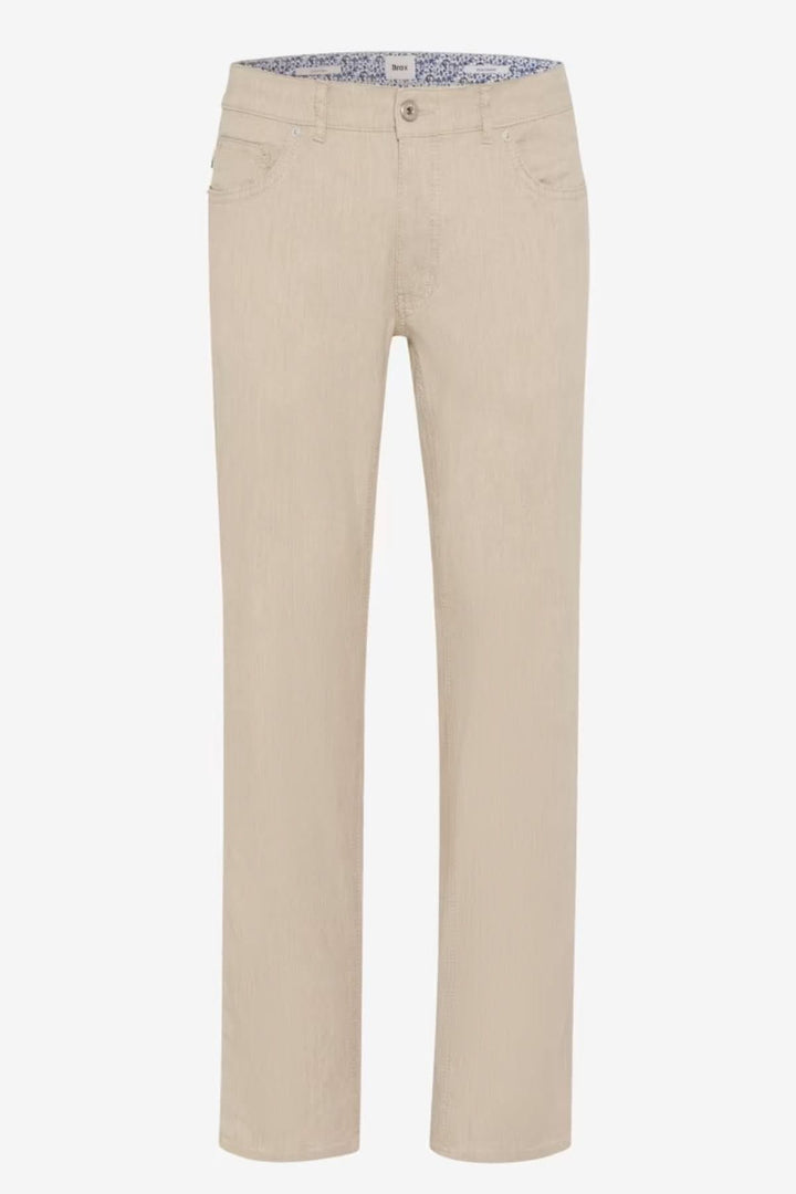 Pantalon style CHUCKL coupe droite beige, élégant et moderne, idéal pour un style polyvalent avec ourlet retroussé et poches latérales.