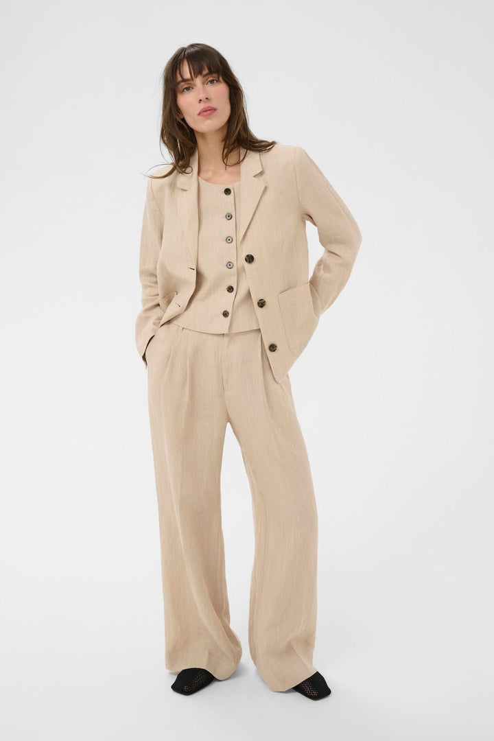 Veste en lin Alita classique avec motif rayé, offrant une silhouette élégante et structurée, parfaite pour les tenues professionnelles modernes.