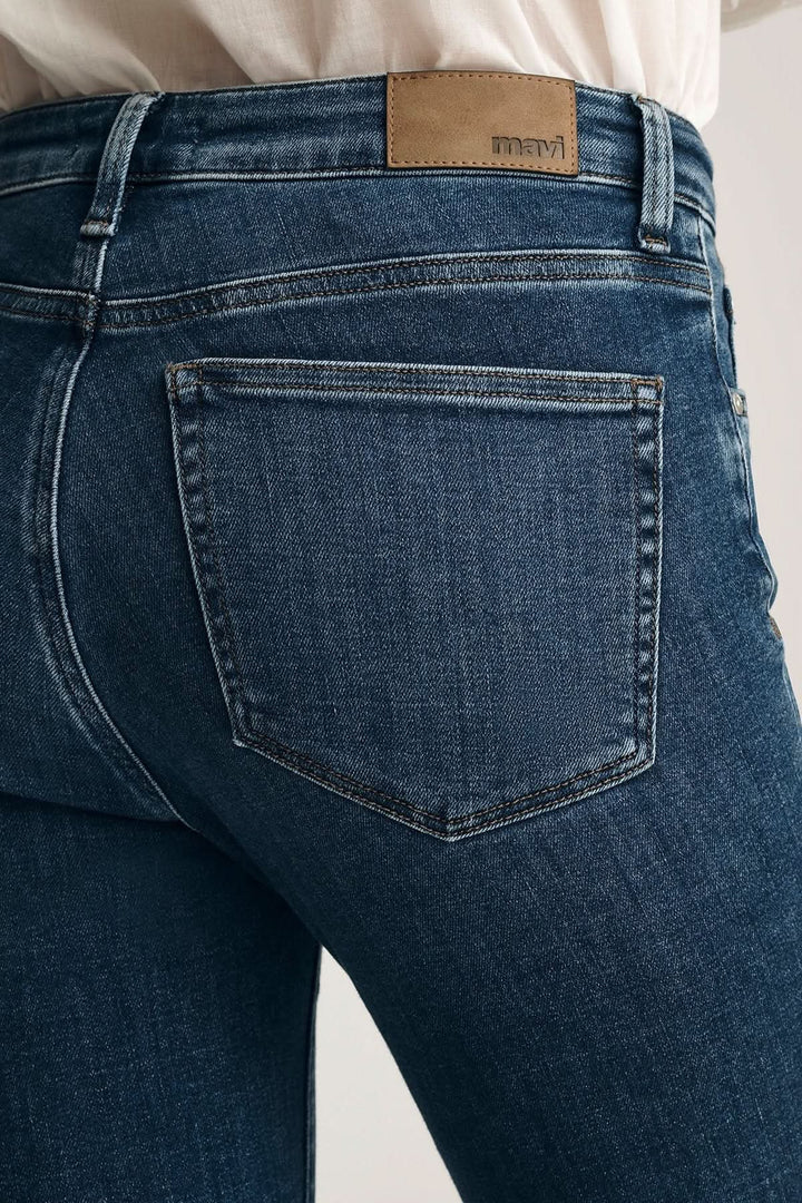 Jeans Kathleen coupe ajustée longueur cheville avec poche arrière, vue détaillée de la matière extensible et ourlet retroussé.
