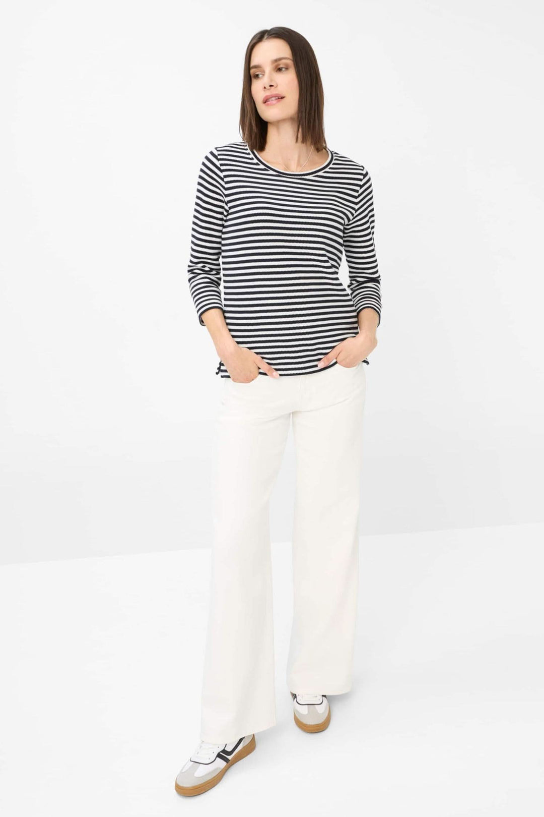 Chandail rayé Bonnie en coton doux, manches trois quarts, porté avec pantalon blanc, style décontracté élégant.