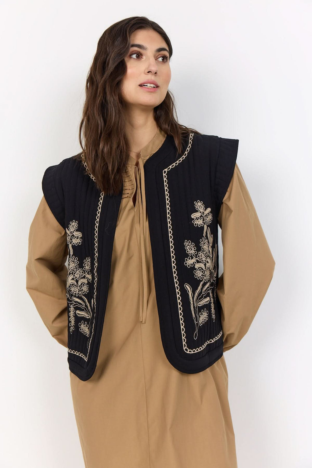 Veste courte sans manches avec broderies florales, encolure ronde et coupe décontractée