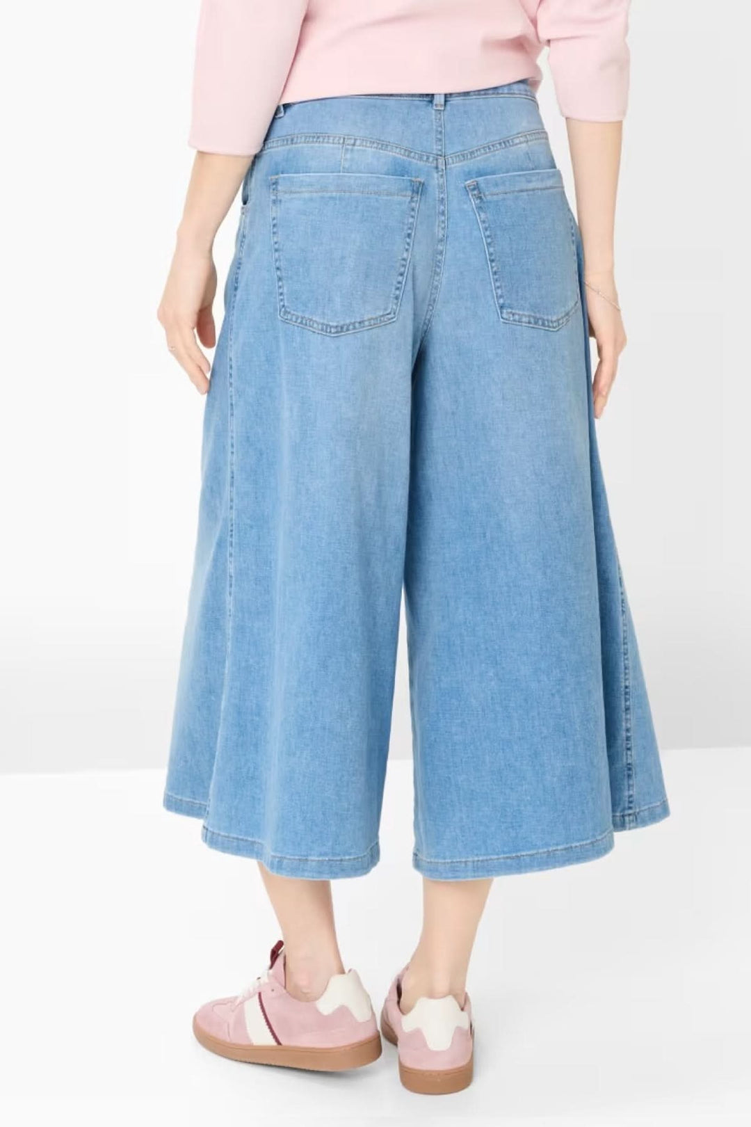 Jeans MELLI en denim léger, style jupe-culotte ample mi-mollet, pour un look moderne et décontracté. Vue de dos sur fond blanc.