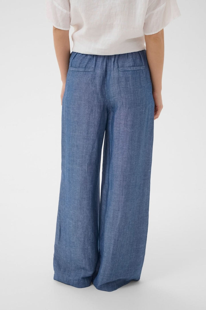Silhouette arrière du Pantalon fluide Biana en tissu léger et respirant, avec taille élastique et coupe large.