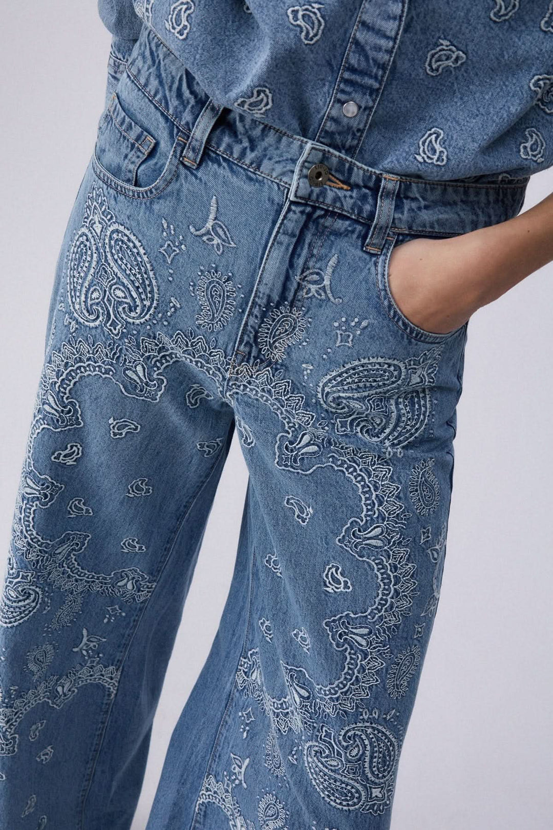 Jean à jambe large imprimé en denim souple avec motif décoratif, offrant une coupe fluide et confortable pour un style unique.