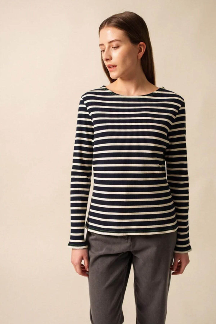 Chandail à manches longues à rayures, maille côtelée avec encolure ronde, style féminin chic et décontracté.