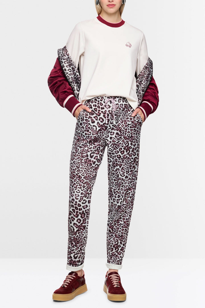 T-shirt classique blanc et bordeaux sur mannequin, en coton doux, avec logo Marc Cain Sport, manches longues contrastées, style décontracté.