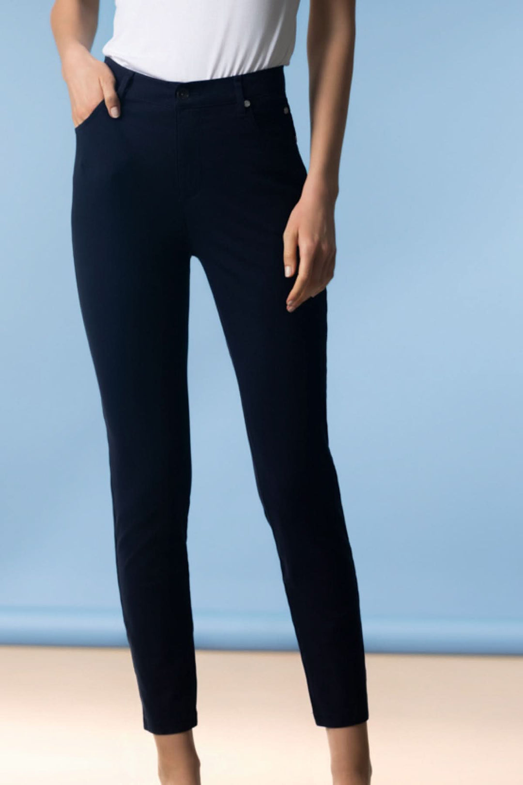 Pantalon ajusté longueur cheville moderne bleu foncé, coupe ajustée avec poches et bouton, idéal pour une tenue décontractée ou habillée.