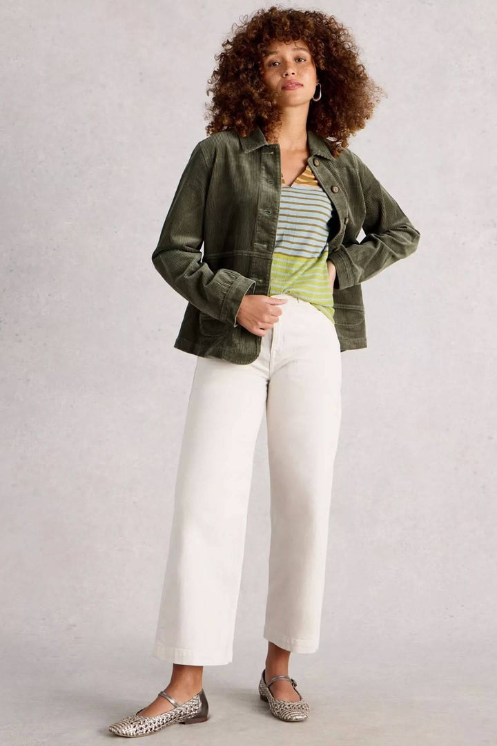 Veston Carrie en velours côtelé, porté avec un t-shirt rayé et pantalon clair pour un look décontracté élégant.