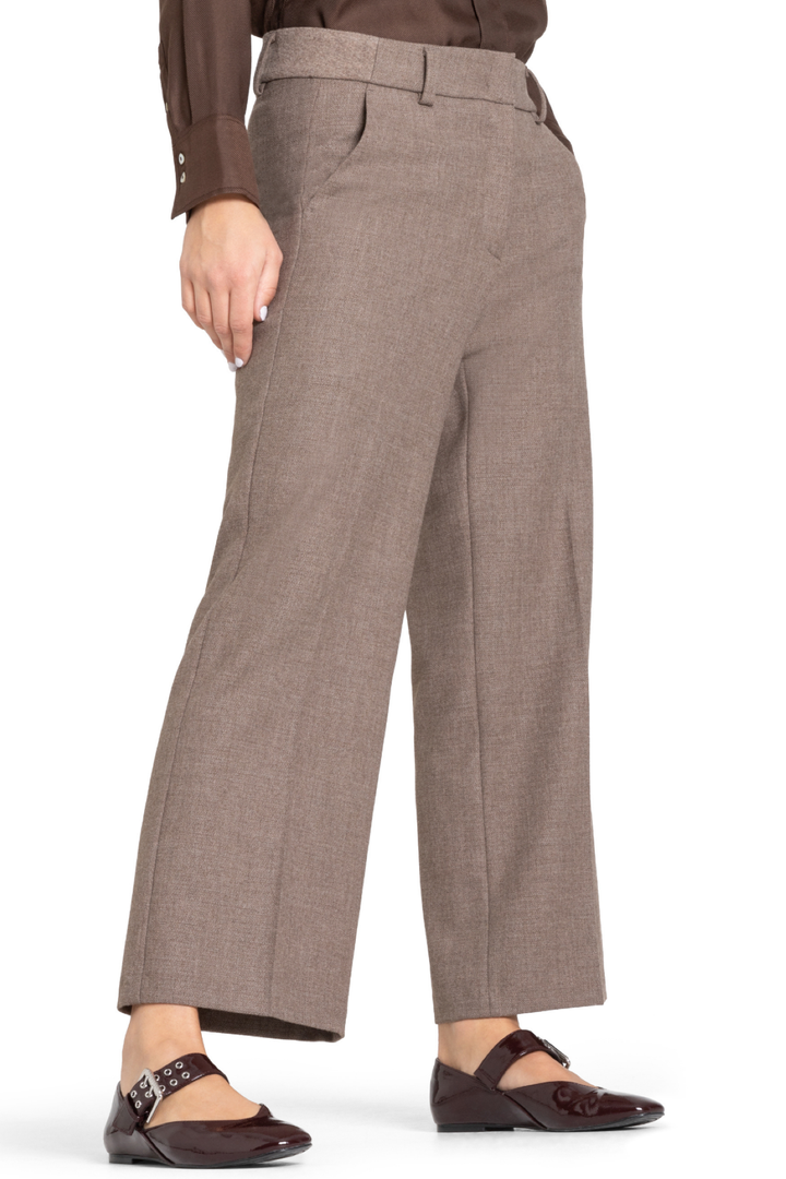 Pantalon droit à jambe large en matière souple, taille haute, porté pour un look élégant et polyvalent.