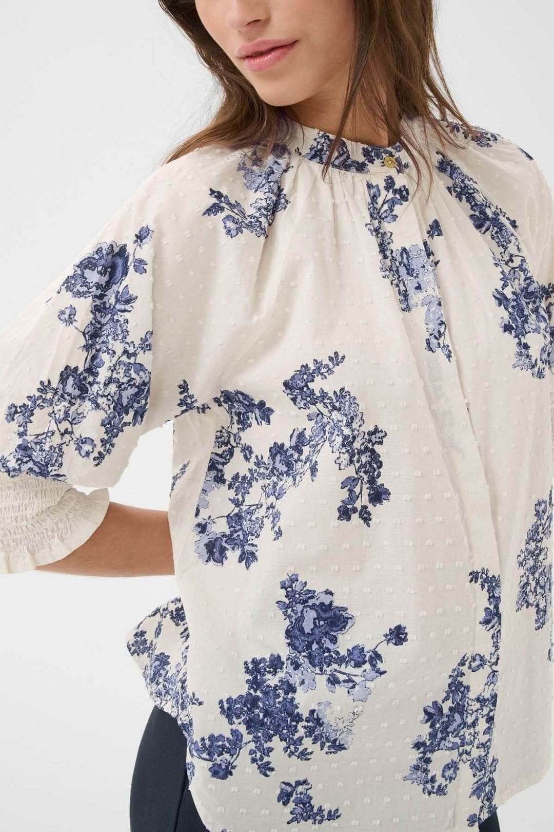 Blouse à imprimé floral Almeras avec col montant et manches bouffantes pour une silhouette féminine et élégante.