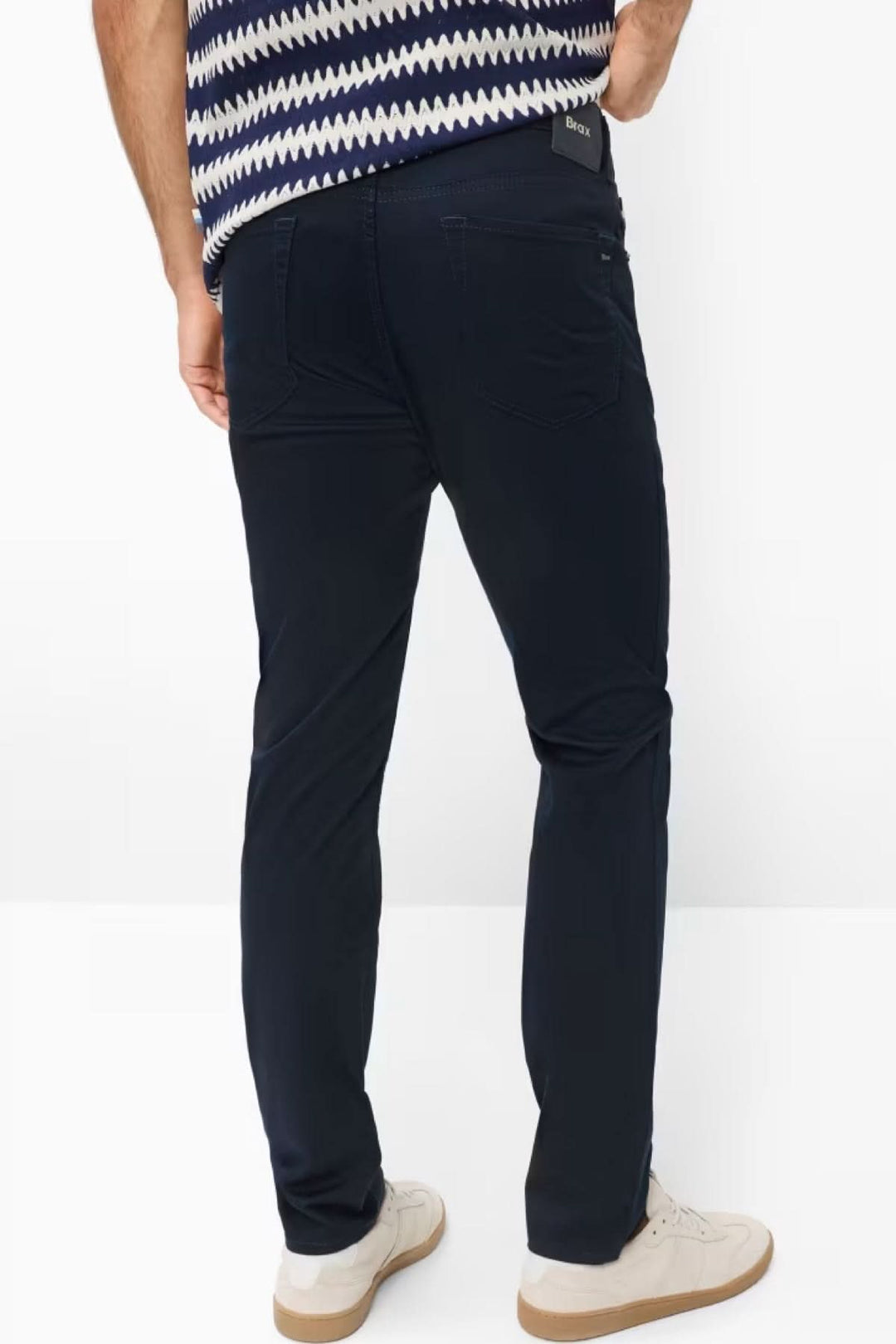 Homme portant un pantalon ajusté extensible noir, vue arrière, confort et style moderne pour toutes occasions, poches visibles.