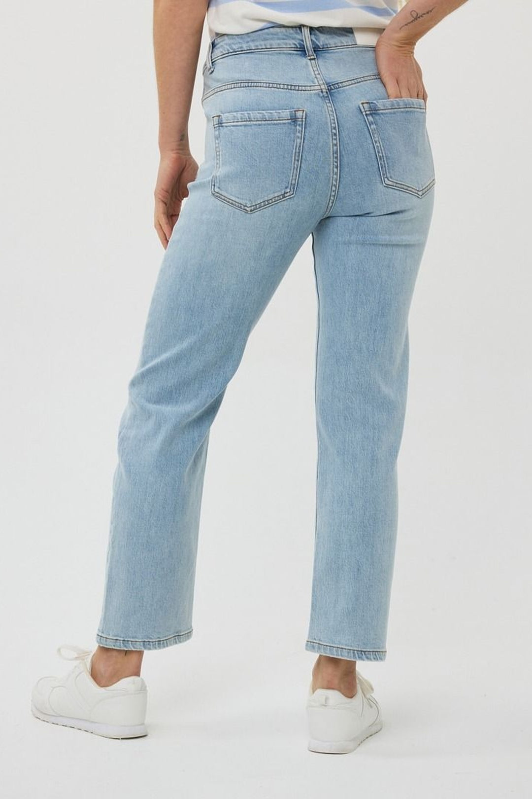 High-waisted jeans