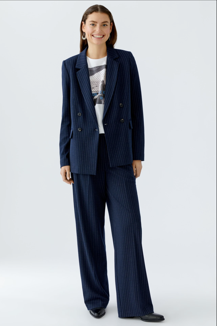 Veston fin rayé en jersey, coupe décontractée et moderne, idéal pour un look professionnel chic.