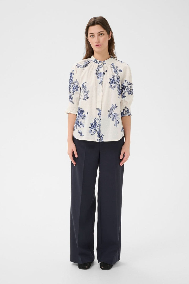 Blouse à imprimé floral Almeras élégante avec col montant froncé et manches bouffantes, idéale pour une silhouette féminine raffinée.