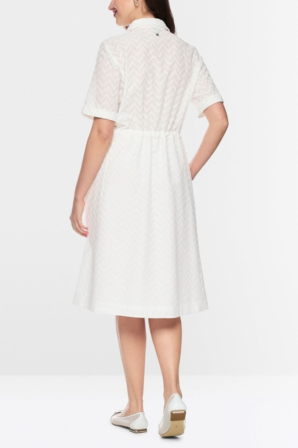 Robe en coton avec cordon vue de dos, idéale pour un style élégant et structuré au quotidien.