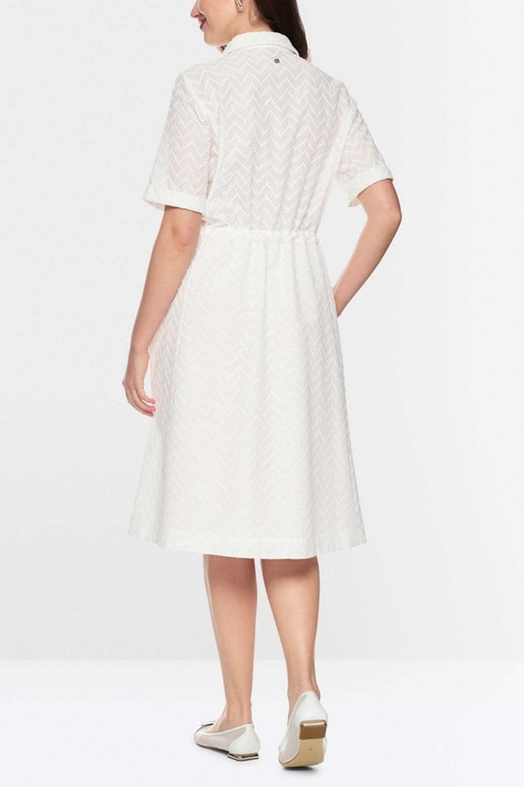 Robe en coton avec cordon vue de dos, idéale pour un style élégant et structuré au quotidien.
