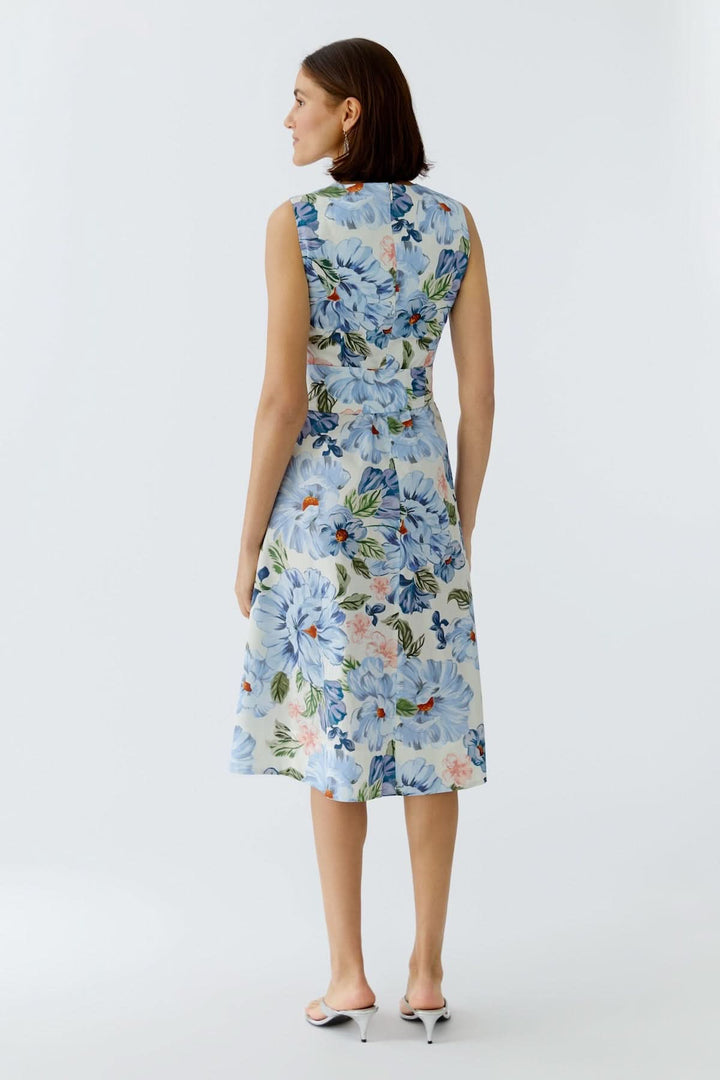 Femme portant une robe cintrée à imprimé floral vue de dos, élégante et féminine pour une occasion spéciale.