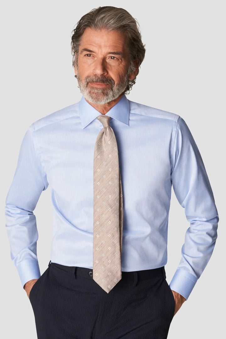 Homme portant une chemise en coton signature à col italien, élégante pour tenues professionnelles ou occasions habillées.
