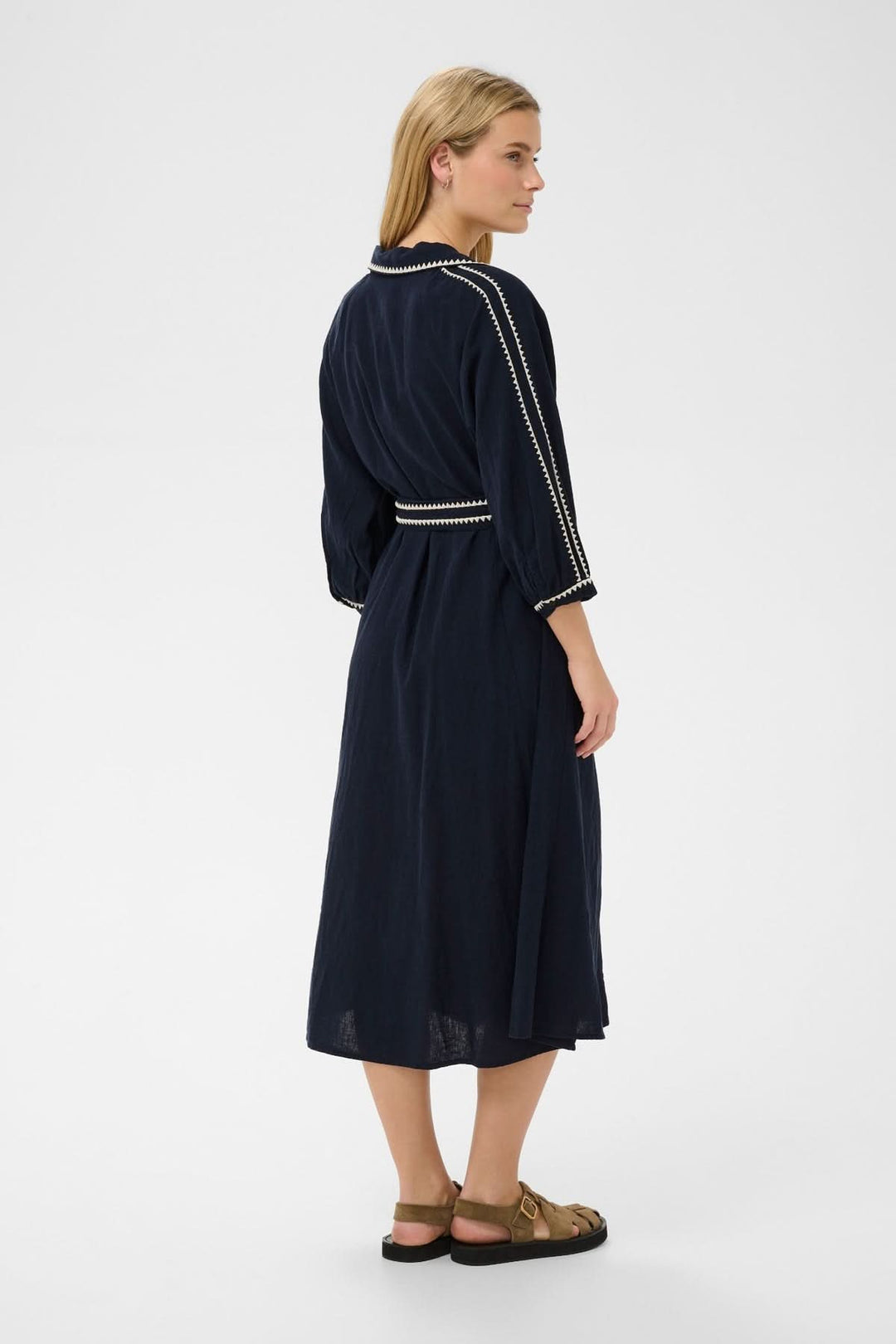 Robe ceinturée Sicillias, vue arrière, montrant la coupe midi fluide avec ceinture et manches 3/4, finitions contrastées.