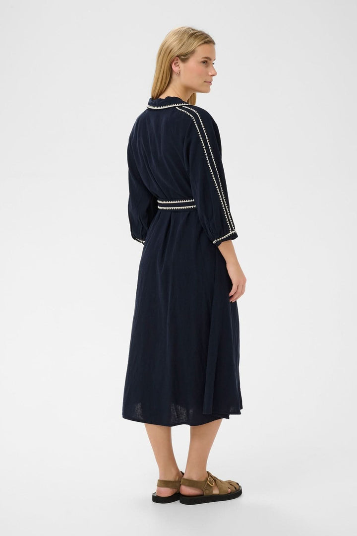 Robe ceinturée Sicillias, vue arrière, montrant la coupe midi fluide avec ceinture et manches 3/4, finitions contrastées.